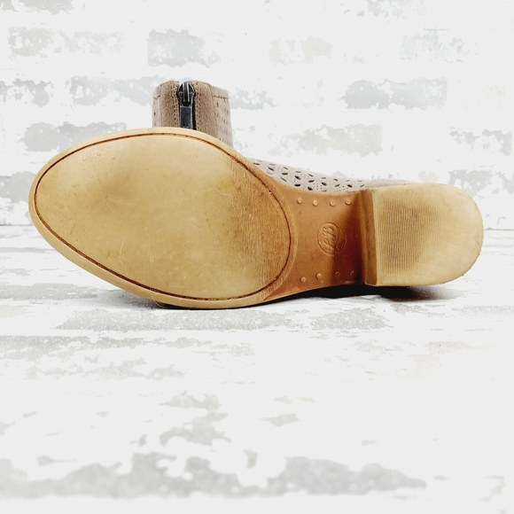 Lucky Brand Bergyn Tan Cream Suede Perforated Back Zip Ankle Booties O712 - Picture 8 of 12